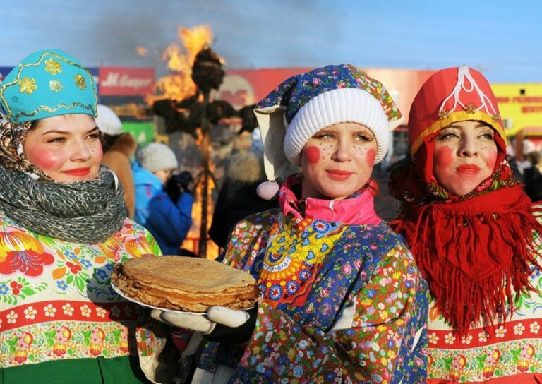 Ласкаясь к солнечным лучам, летают облака