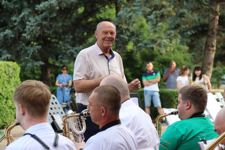 Нам песня строить и жить помогает!