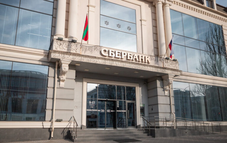 Обстоятельства меняются, но Сбербанк остается рядом