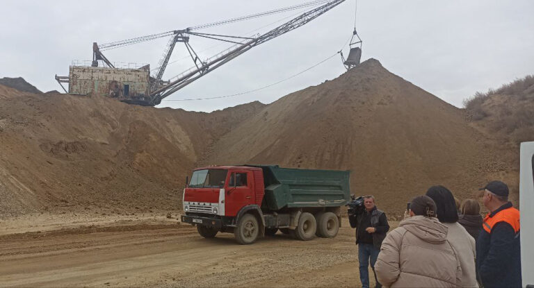 Пока шагает экскаватор