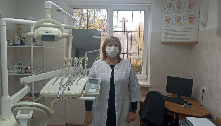 Студенты рядом с врачами