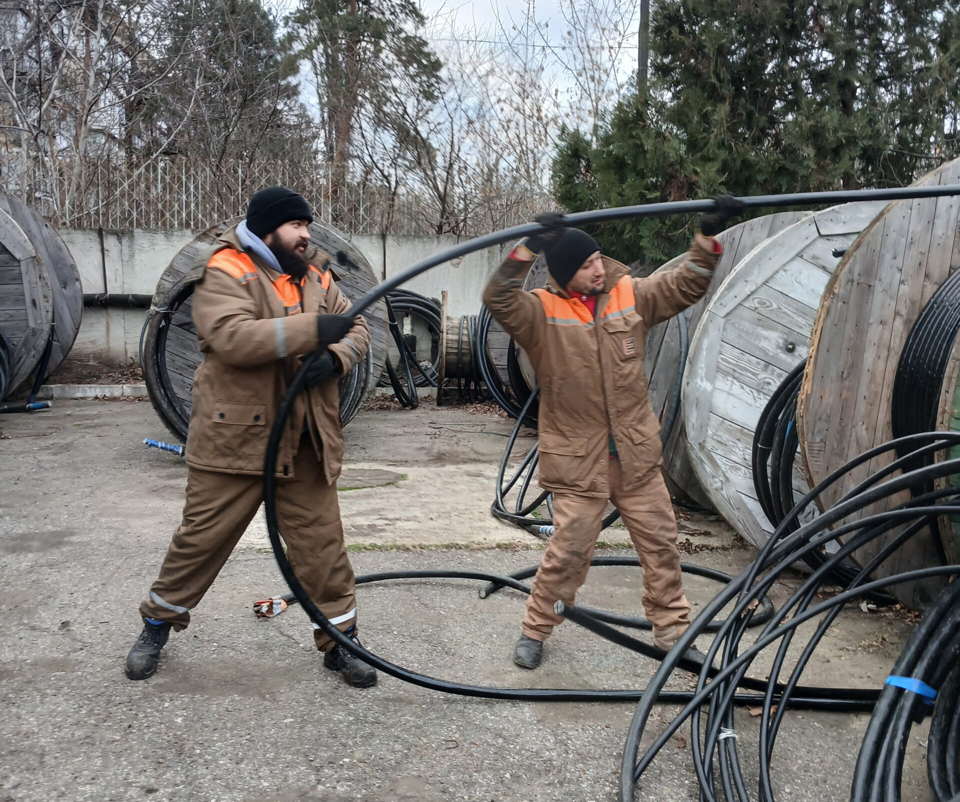Слева направо электромонтёры Михаил Бойченко и Александр Крыжный за работой копия