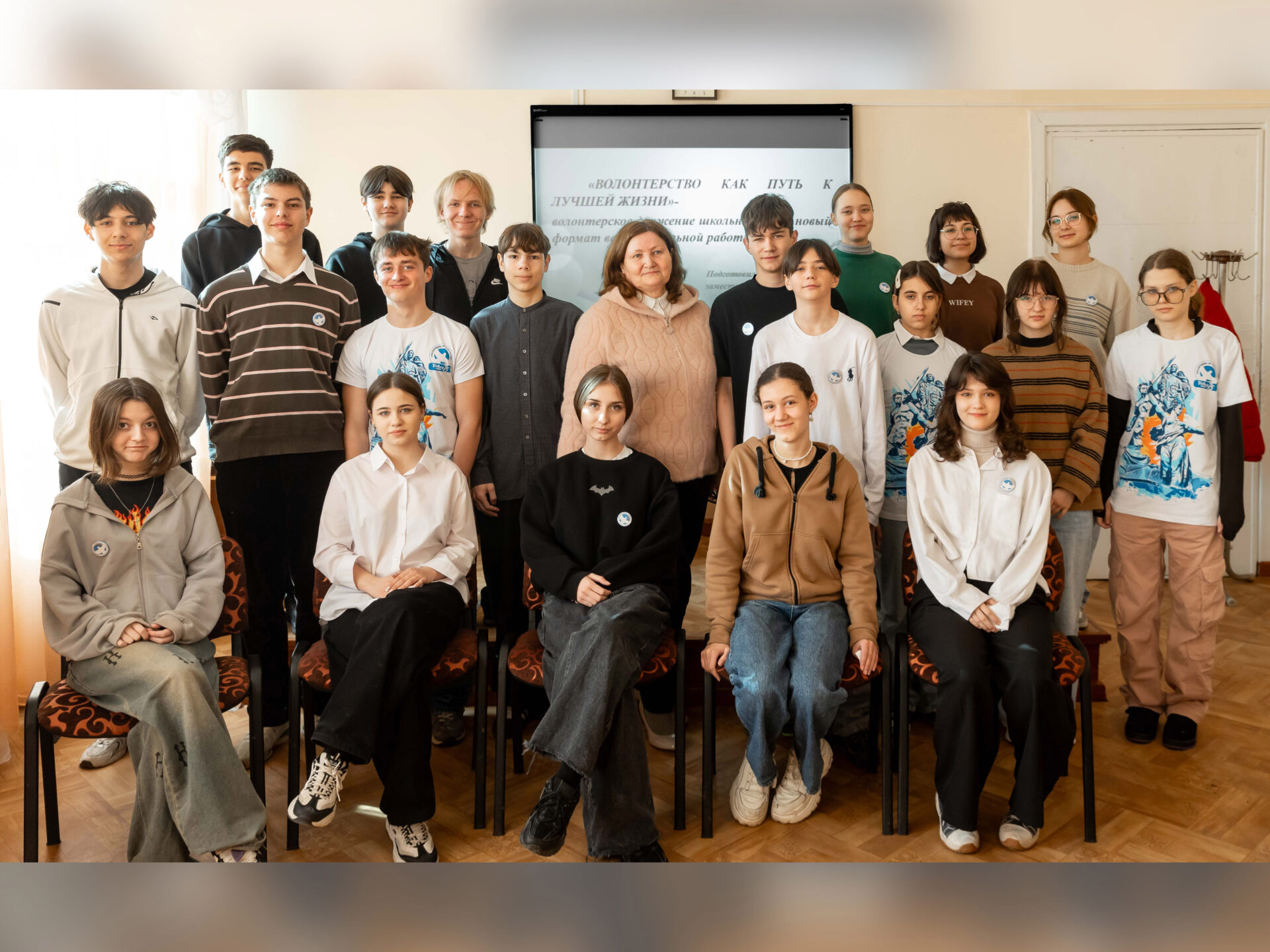 Отряд волонтёров Бендерской школы № 11 им. Юрия Гагарина и руководитель отряда Валентина Бурыкина (в центре) копия 2