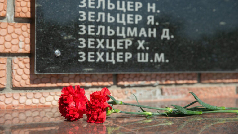Здесь камень плачет, а память говорит