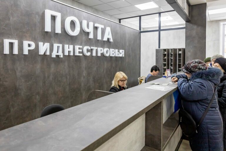 Почтовый пакуется груз…