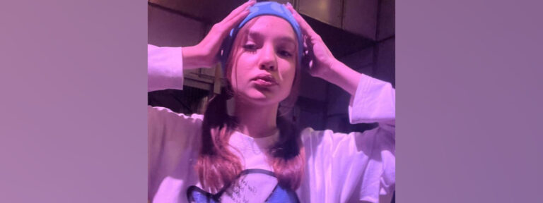 Отвечает танцем