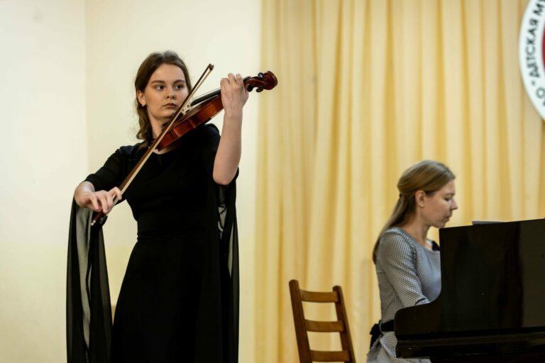 Юные служители королевы музыки