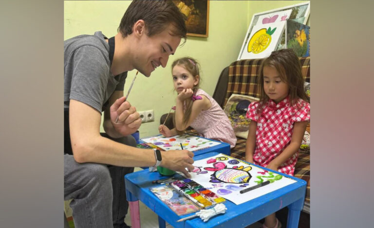 Прикоснувшись лишь кончиком кисти