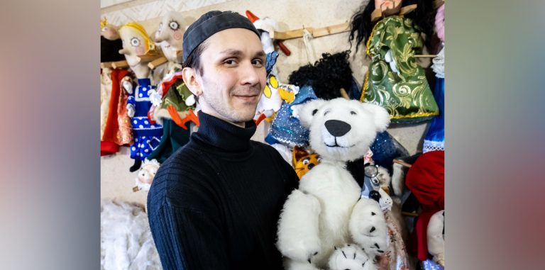 Кукла может говорить, может сказку подарить