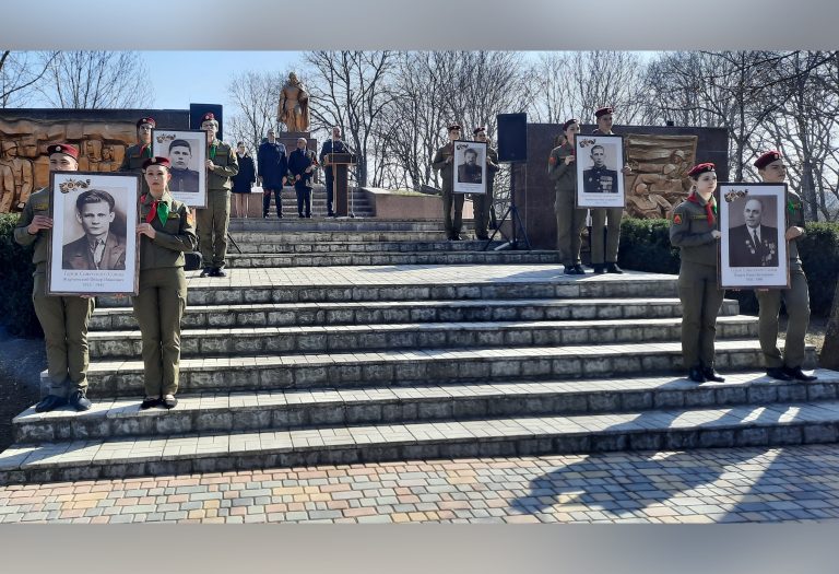 Краски Победы в весеннем парке