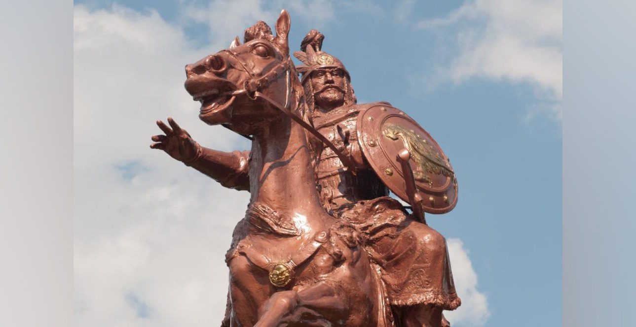 Памятник хану Аспаруху в городе Стрелче. Болгары Аспаруха. Фото из открытых источников 11