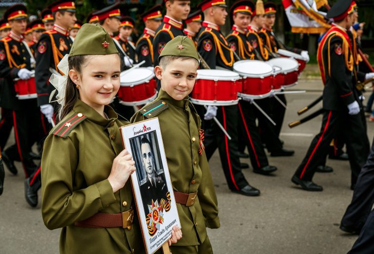 В одном строю с героем