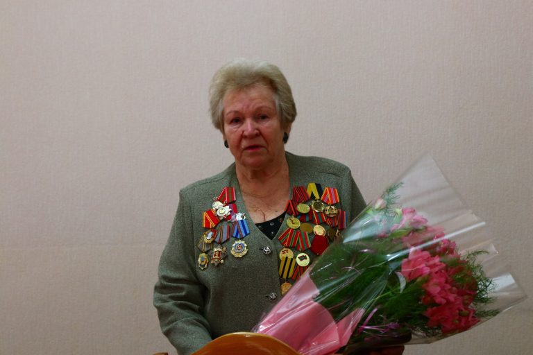На службе народу