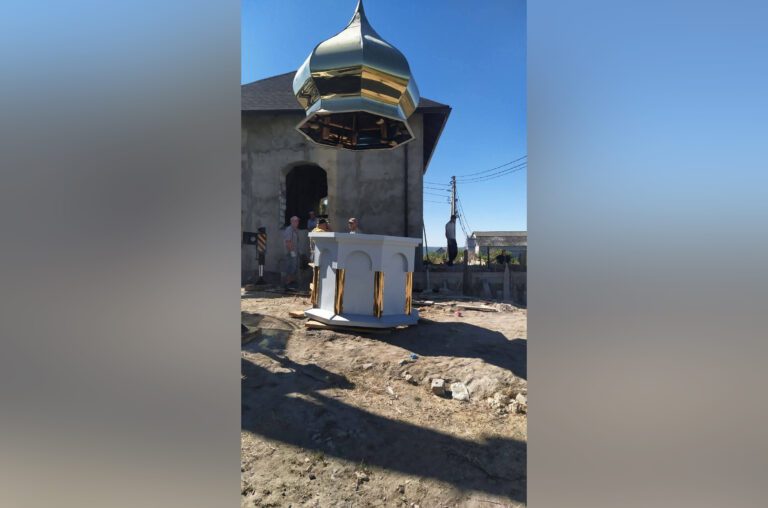 Всем миром — к Божьему дому
