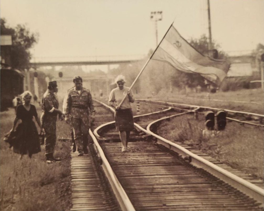 s-flagom-pmssr-idut-chleny-zhenskogo-zabastkoma-gtiraspol-2-sentjabrja-1991-goda копия